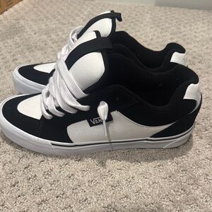 Vans Black and White chukka push